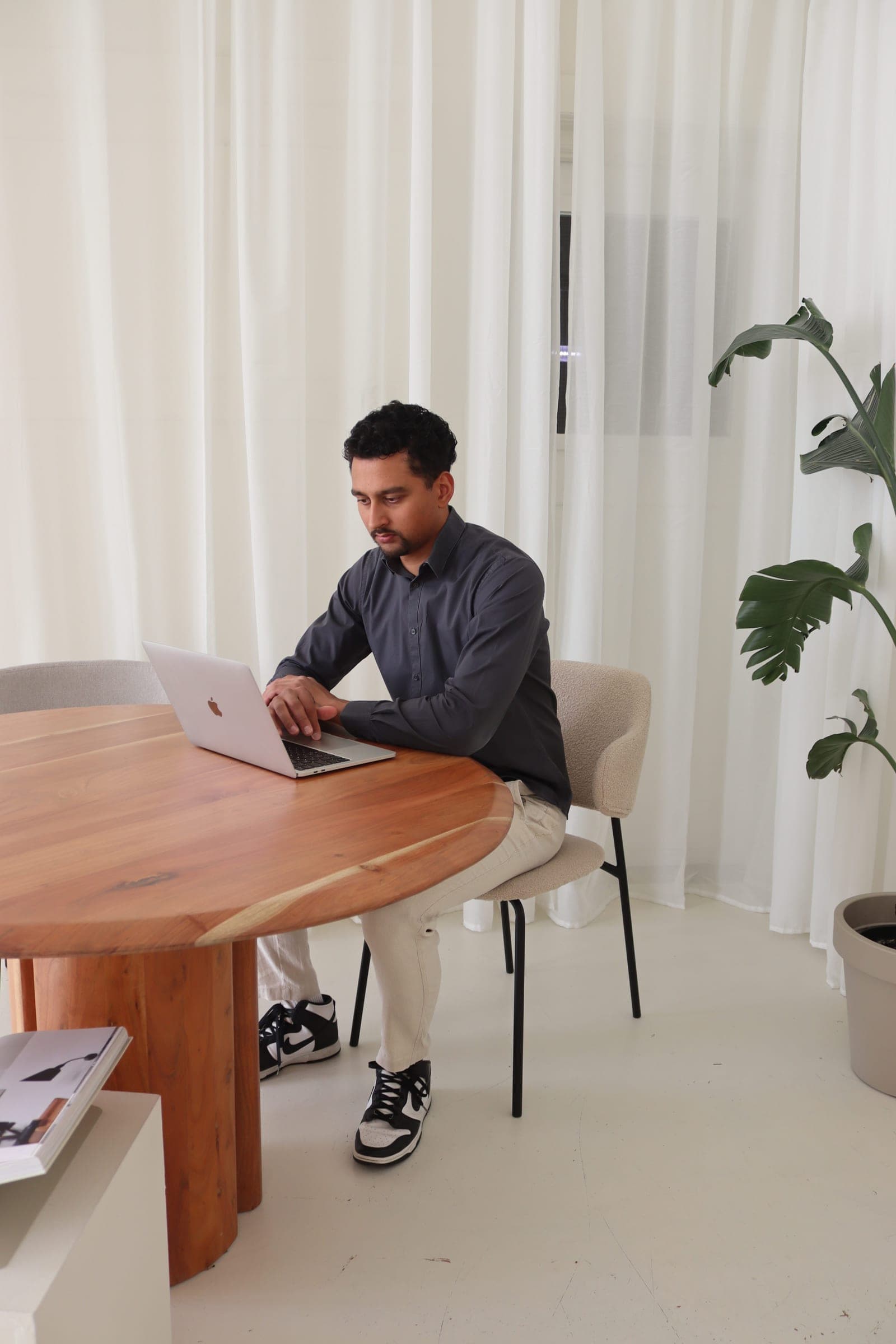 Arbeitsplatz am langen Holztisch im Büro von We Got It Marketing