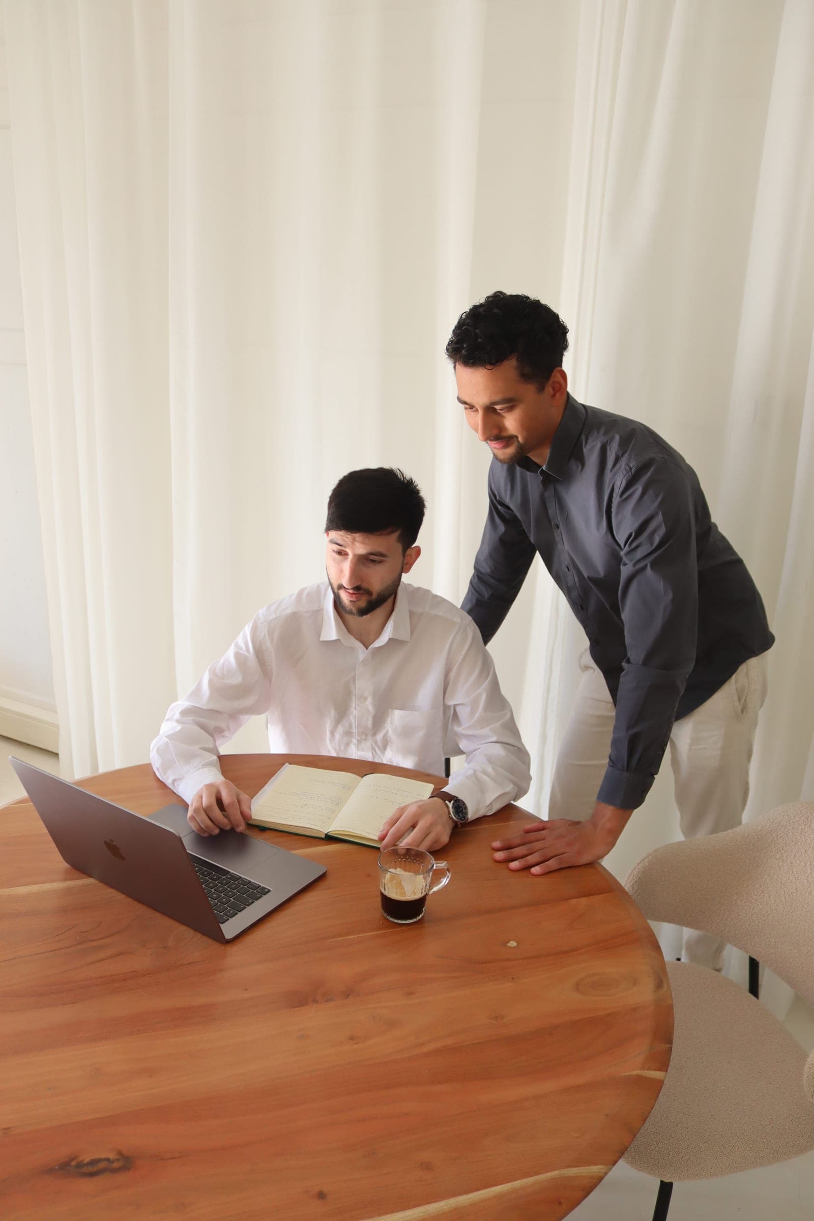 Zwei Kollegen gehen gemeinsam die Zahlen eines Google-Ads-Kontos durch